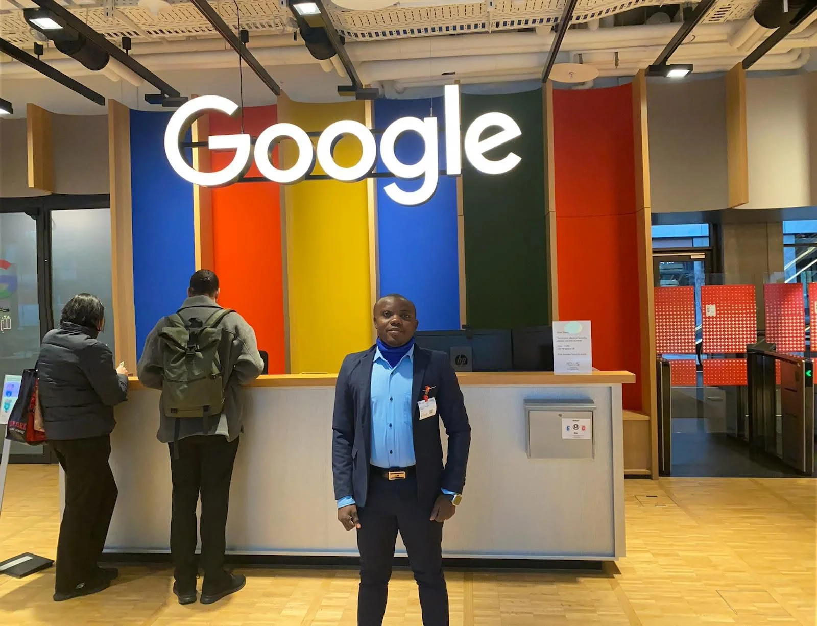 Soglo Éric Houenafa lors d’une visite dans un espace Google